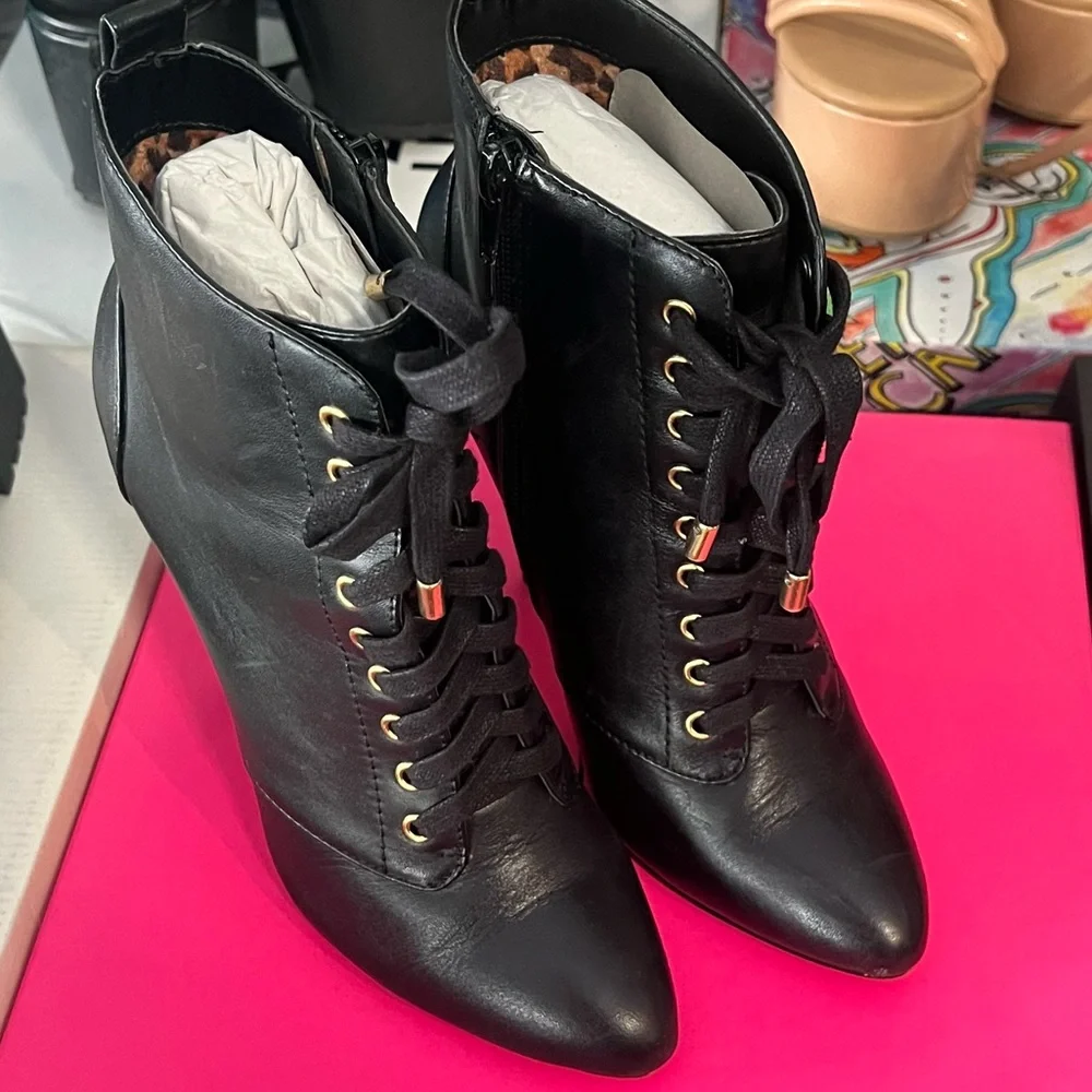 Betsy Johnson Black Heel Booties 5.5 - Picture 2 of 4